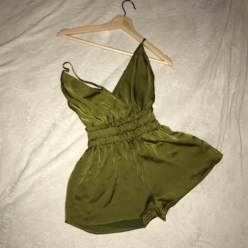 Silky Open back Romper ☘️